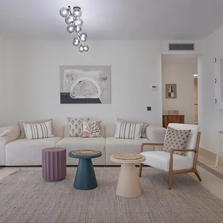 3 Bedroom 3 Bathroom Beachside Apartment *