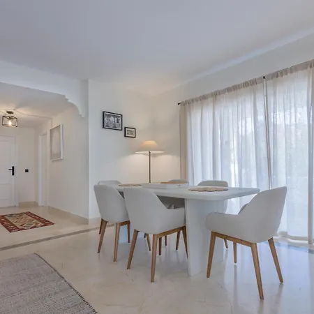 Apartment 3 Bedroom 3 Bathroom Beachside *