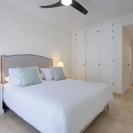 3 Bedroom 3 Bathroom Beachside Apartment *